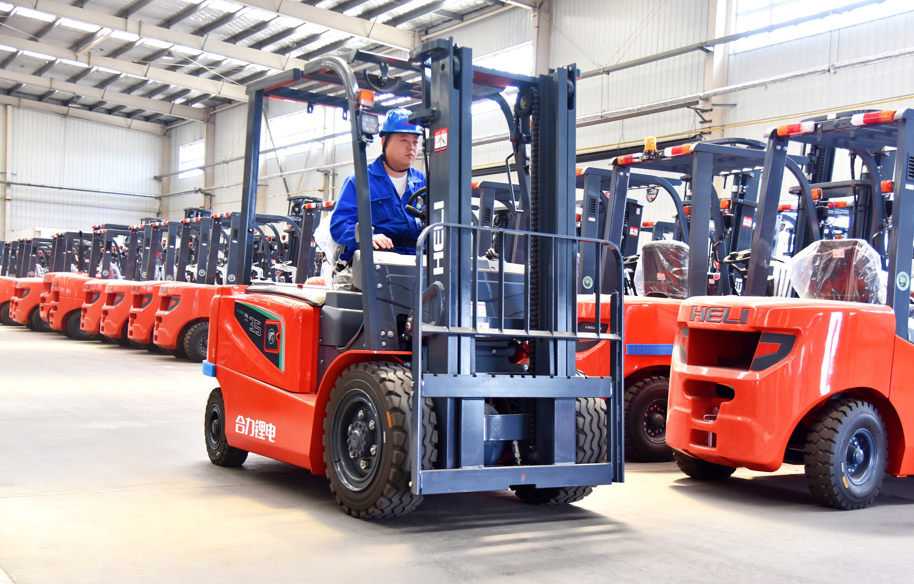 9.新能源产品H4锂电叉车.jpg